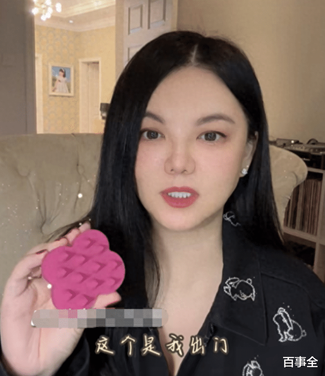 47岁李湘带女儿游日本,住高档酒店吃顶级寿司,山根肿胀鼻孔怪异