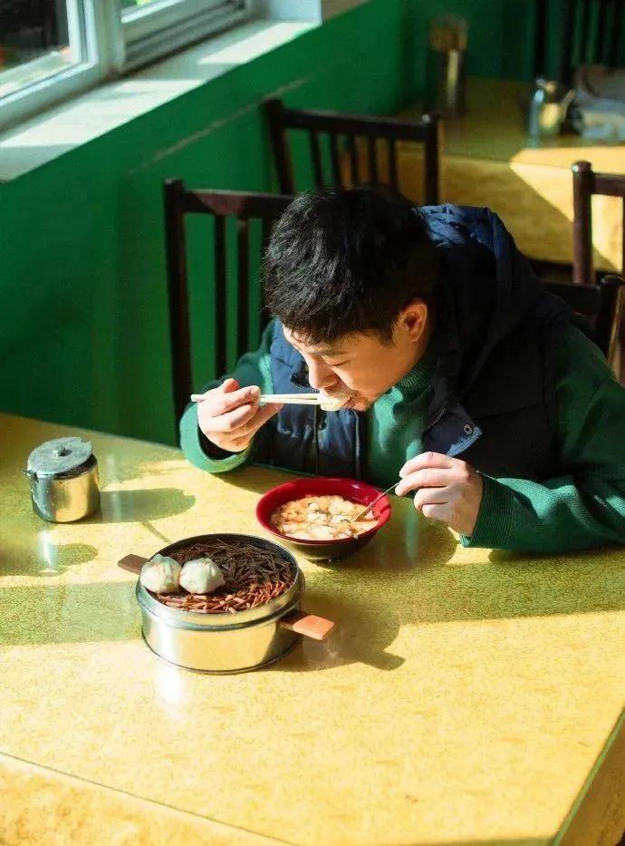 张颂文|张颂文独居14年“农家院”被曝！摆满废品满地落叶：这才是真面目