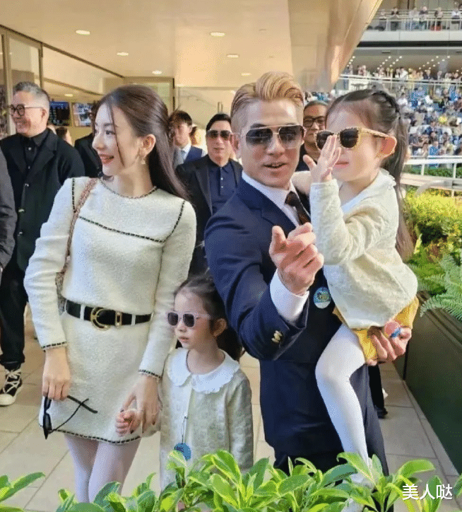 郭富城携妻女看赛马!方媛穿鱼嘴鞋配丝袜土到掉渣,衣品全靠颜值撑