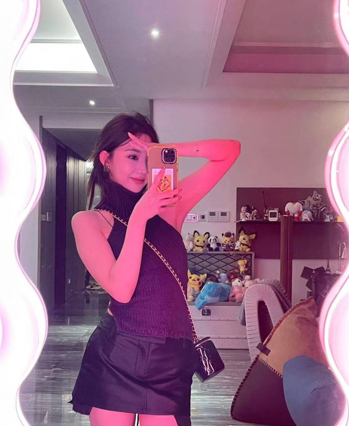 王思聪与女友共度七夕,小羽晒巨型粉色玫瑰花,豪宅内大方摆拍