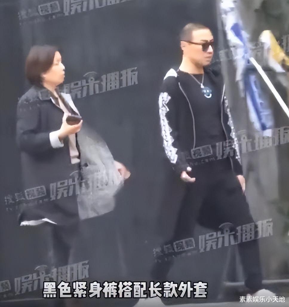 汪峰离婚后首现身：面色十分凝重，剃平头穿紧身裤心情很不好