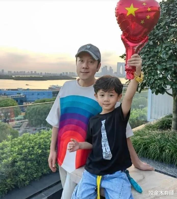蔡国庆晒小儿子近照,五官帅气俨然小帅哥一枚,爷俩相差整整50岁