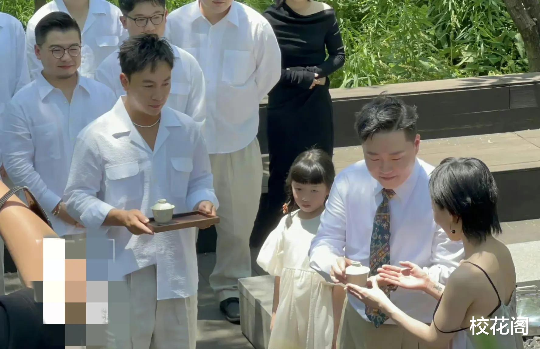 释小龙|郝劭文今日大婚!释小龙当伴郎,新娘婚纱像睡裙继女见证