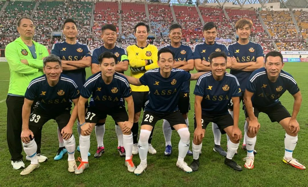 12位香港明星现身贵州村超：被人质疑踢假球，有人没跟着唱国歌