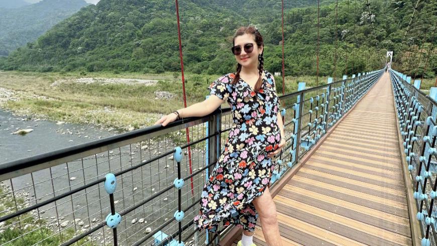 Selina|Selina和男友出游，挺孕肚过母亲节，大方晒出双腿烧伤疤痕不自卑