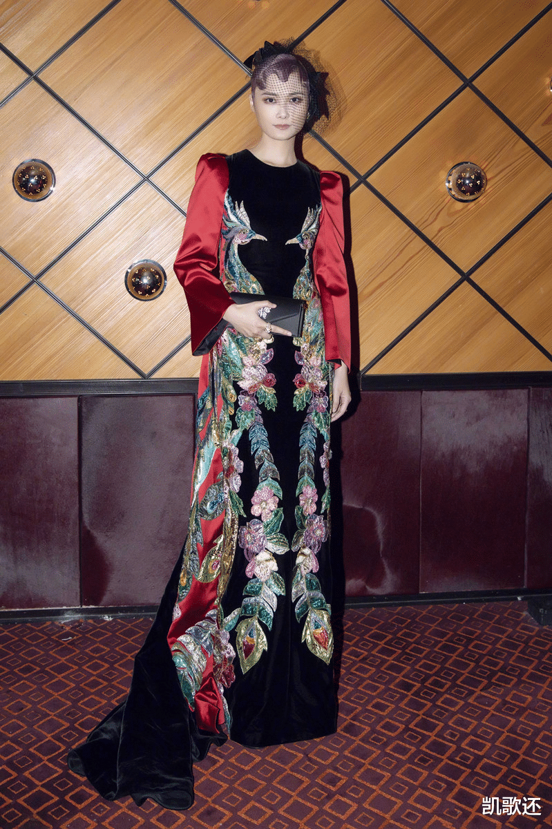 李宇春一到国外就变样!孔雀裙配“铜钱头”惊艳红毯,美得像换脸