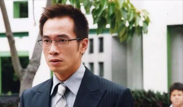 52岁视帝秃顶胡子拉碴，千万片酬仍生活艰难，只因娇妻太磨人