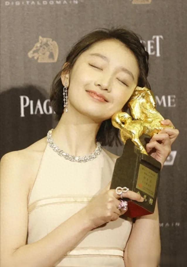 周冬雨被曝出整容！眼角拉开脸上饱满，网友：她还不知道关键所在