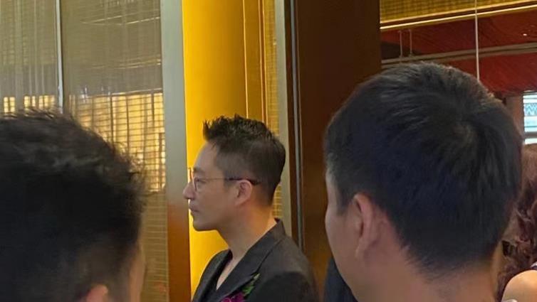 张兰母子现身麻六记新店，汪小菲很社恐，被高个美女暗送秋波！