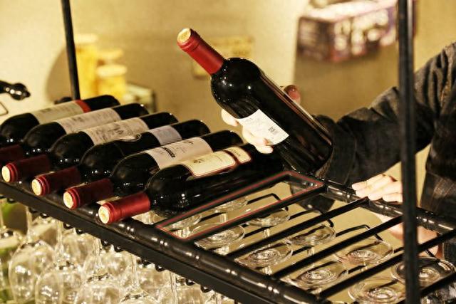 |家里的红酒过期怎么办?还能继续喝吗?行家:不要再被被误导了