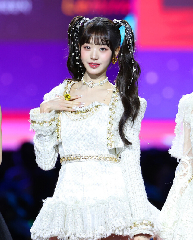 行走的芭比娃娃!张元英穿短裙亮相活动,扎双马尾嫩得可以掐出水