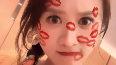 sandy|Sandy「挺8个月孕肚主持尾牙」穿超辣！台下观众赞爆：辛苦了