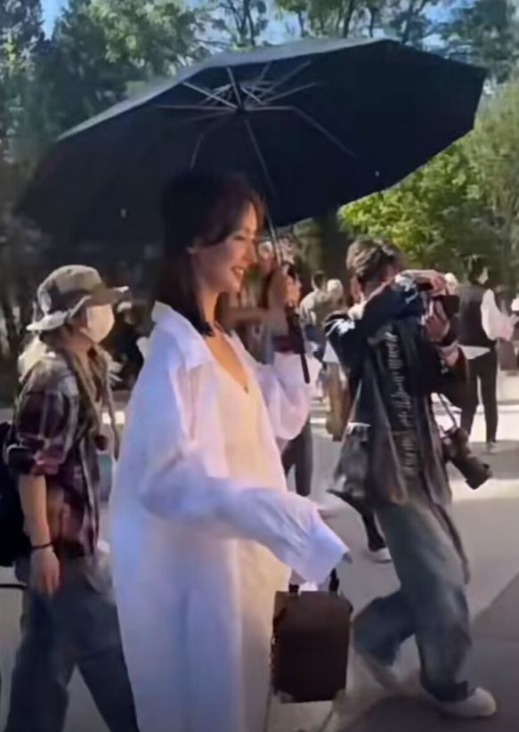 金晨现身玛特乐园被偶遇,近照瘦成纸片人,小翘鼻精致引热议