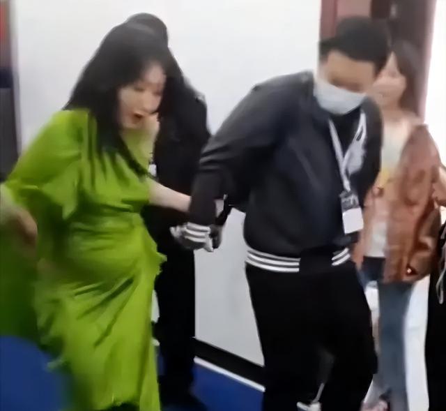 知名女星疑似怀孕，意外暴露孕肚，只是孩子的父亲至今是迷