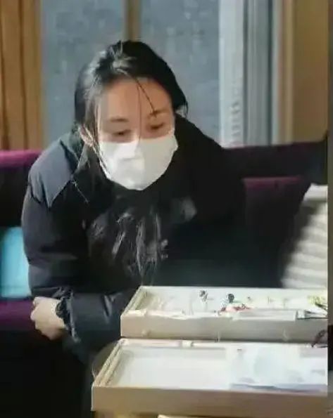 郑爽近况曝光!头发稀疏满脸油,神情木讷似路人,喝自来水为生