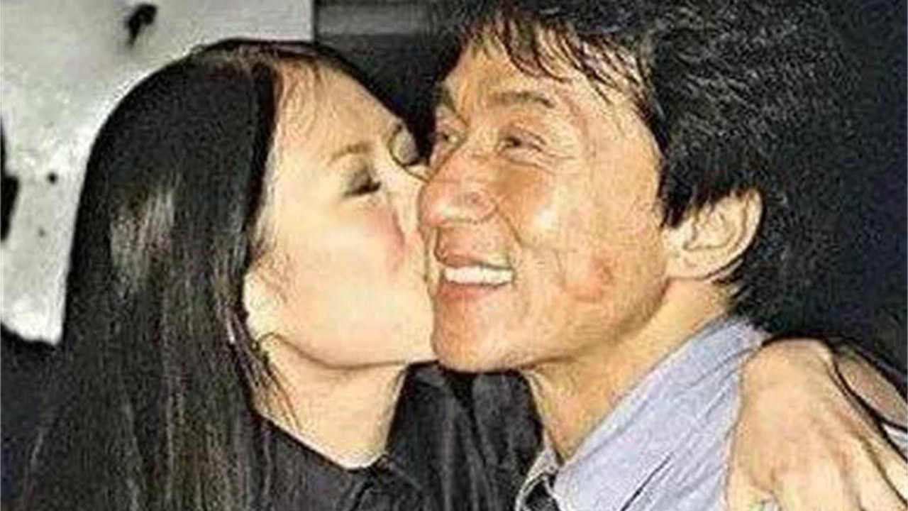 章子怡|章子怡有钱想删也删不掉的旧照，亲得成龙好开心