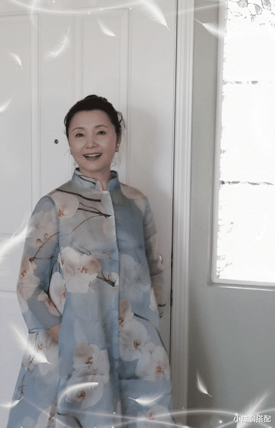 60+潘虹和姜黎黎亲身示范：不披发、不穿老年装，优雅老去真美