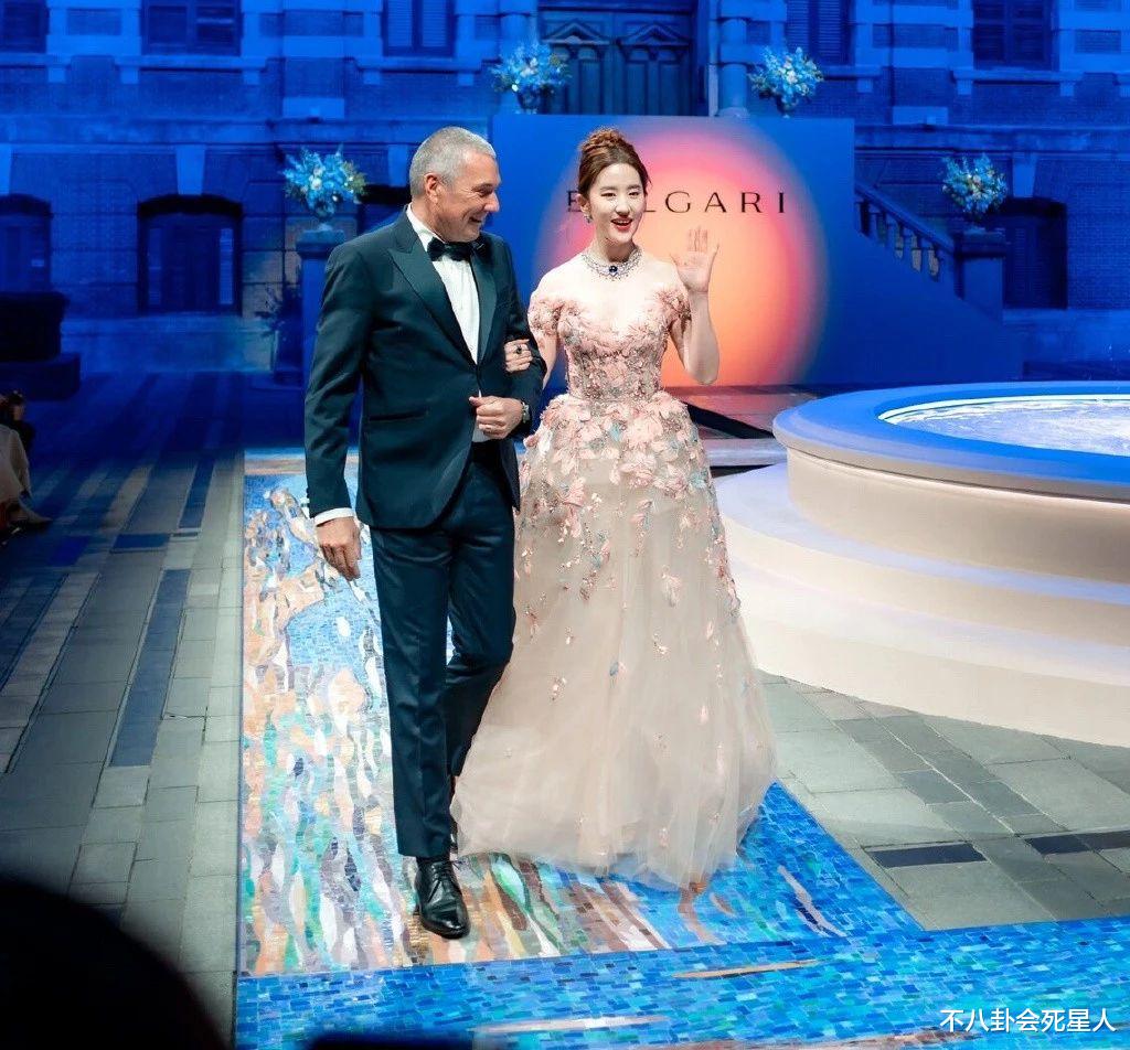 舒淇的皱纹和刘亦菲的“壮”，撕开了女明星的遮羞布