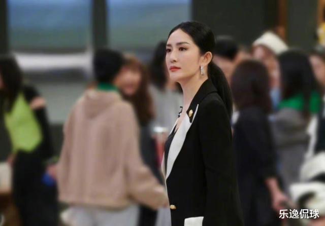 李维嘉|消失一年,李维嘉称在享受生活,复出先带货,鼻子怪异表现拘谨