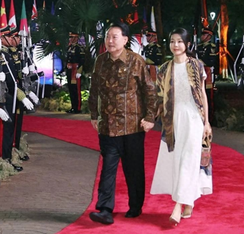 韩国夫人和文莱王子罕同框!穿白裙清纯可人,还曾和王室王后合影