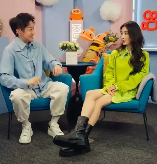 杨幂|杨幂直播风波持续发酵:主持人被曝丢工作,粉丝要求主持人道歉