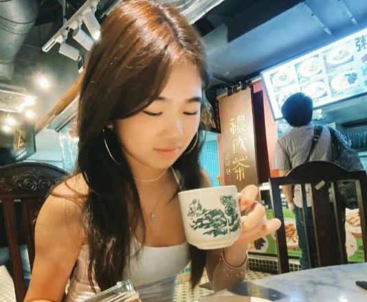 曹格晒照为女儿庆生, 13岁Grace蜕变成御姐，俯拍照露后背超大胆