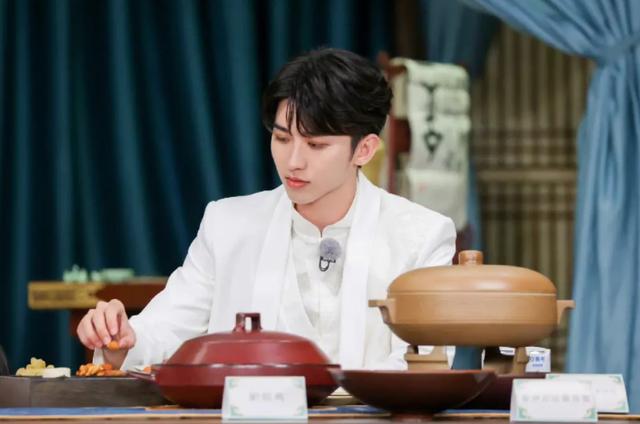 《奔跑吧》为何宁愿停播,也不愿把蔡徐坤P成“安慕希”?