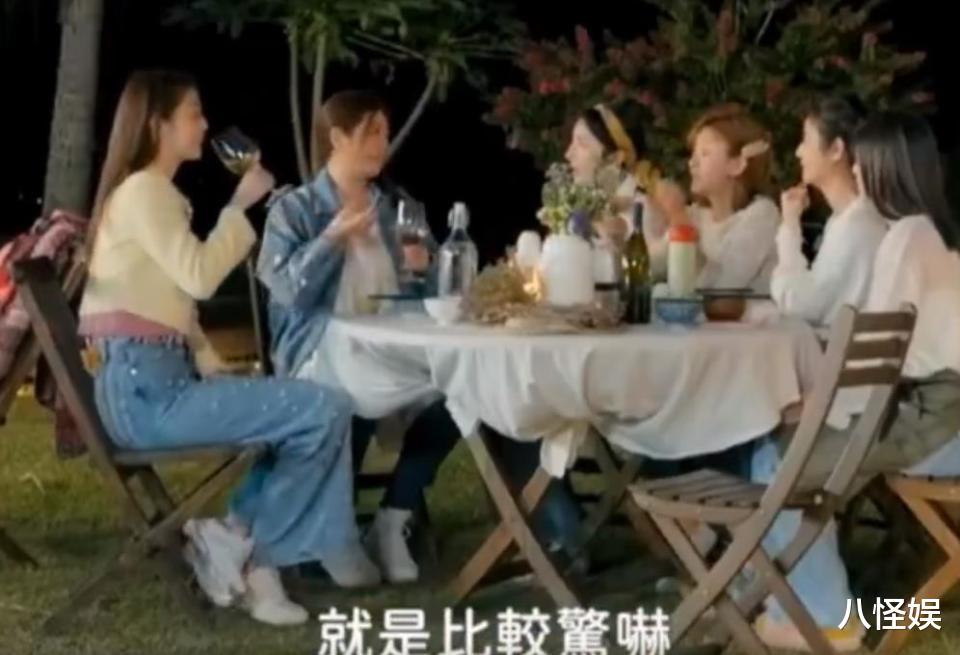 任家萱全家福曝光，穿睡衣为妹妹庆生，儿子皮肤白皙胖嘟嘟像爸爸