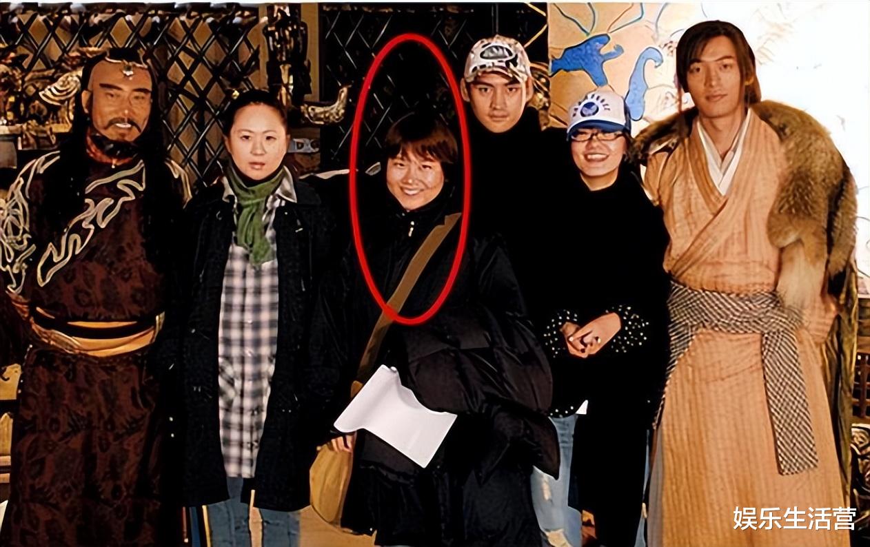 胡歌深夜抑郁，光着身子发自拍，晒三道疤痕眼眶红肿，疑精神分裂