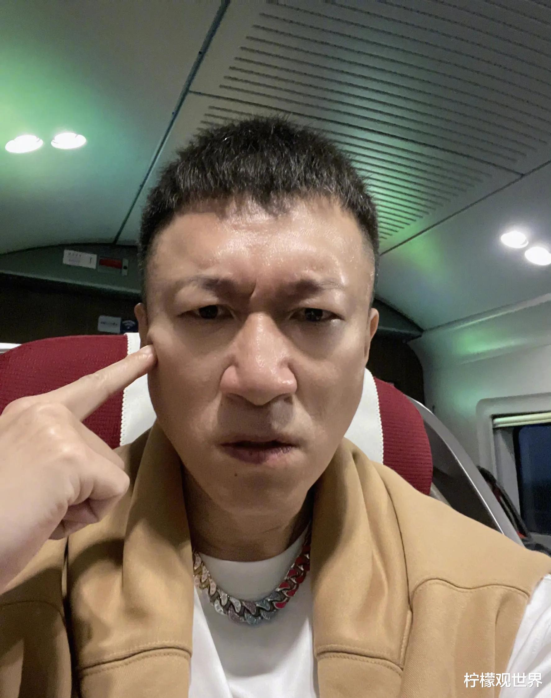 孙红雷|孙红雷夫妇现身澳洲，背59元包包显低调，大热天穿棉衣引热议