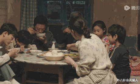 别硬演吃饭!看了咽不下咸菜的倪妮,才懂大口吃饭的刘琳多真实