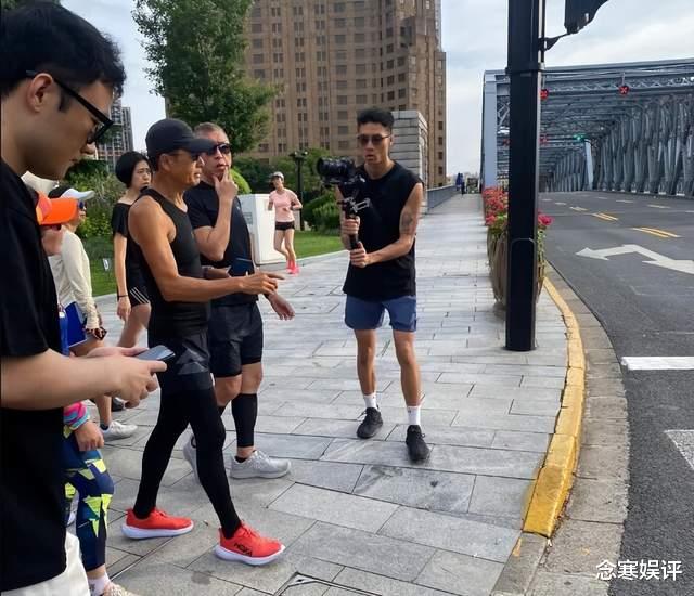 周润发|周润发在上海晨跑遭围堵,为避免冲突转身就走,脾气超好待人温和