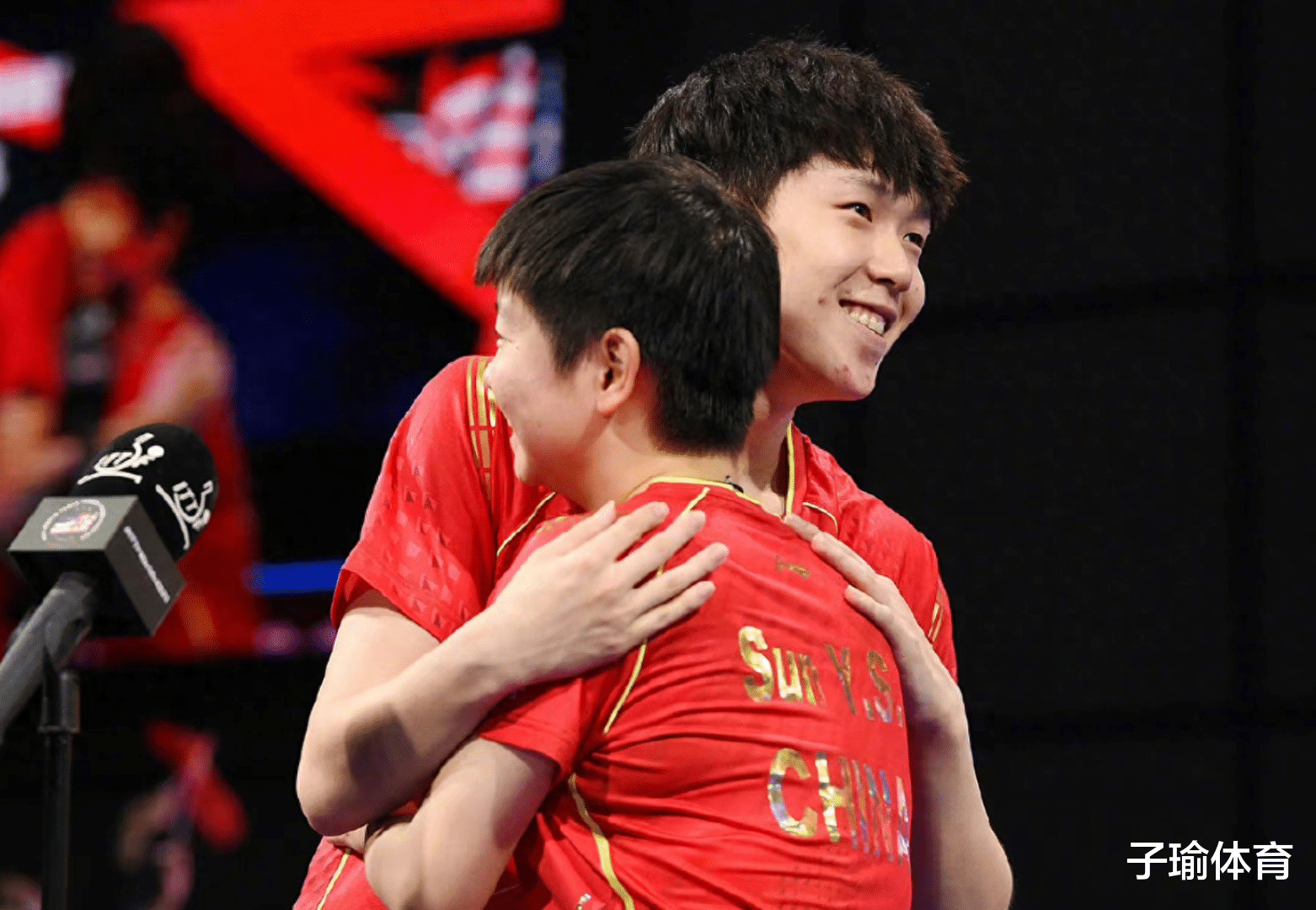 示爱王楚钦？孙颖莎身穿卫衣曝光恋情？20时，孙颖莎妈妈回应