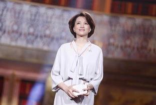 离了？董卿消失2年罕露面，暴瘦30斤脸颊干瘪，屋内撤走丈夫照片