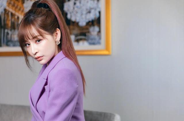 迪丽热巴|3月4日迪丽热巴黑西装造型气场全开，张天爱虞书欣抹胸裙性感迷人