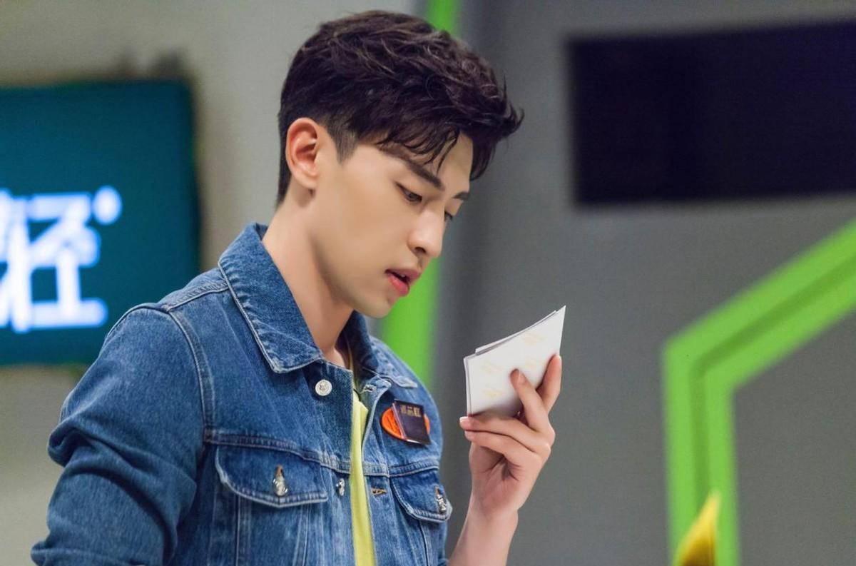 邓伦|邓伦近照大变样，疑整容变双眼皮，与圈内明星一起参加婚礼成焦点