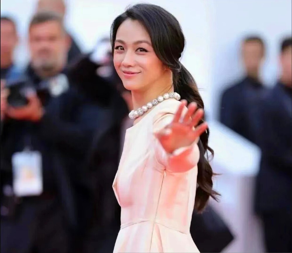 戛纳电影节|网红博主扎堆去戛纳并不奇怪,3万块就能走红毯