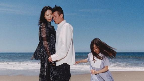 陈冠希晒一家三口广告大片，与秦舒培海边浓情蜜意，女儿格外夺目