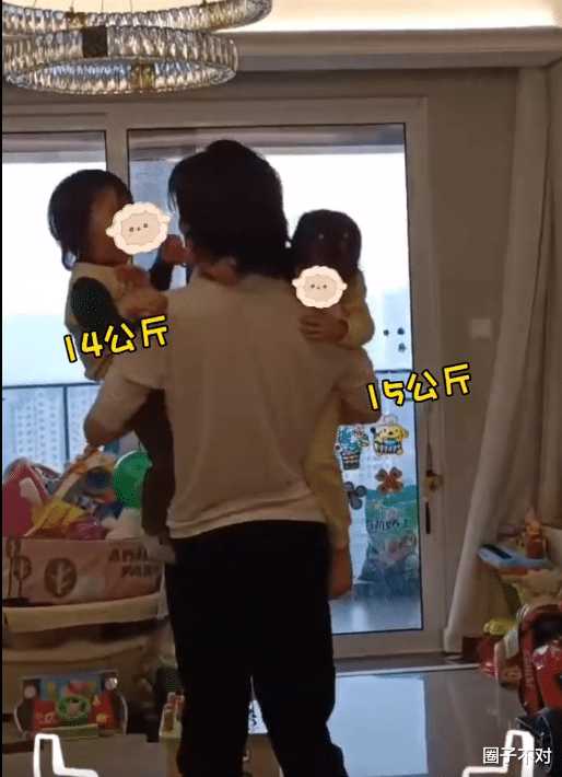 向佐独自带两娃秀爸爸力，豪宅内景罕曝光，客厅又小又乱超接地气