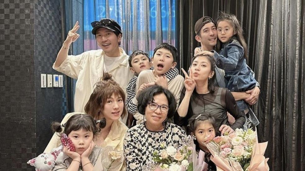 贾静雯|贾静雯不受徐怀钰影响，携咘咘波妞过母亲节，70岁妈妈和亲弟弟齐出镜