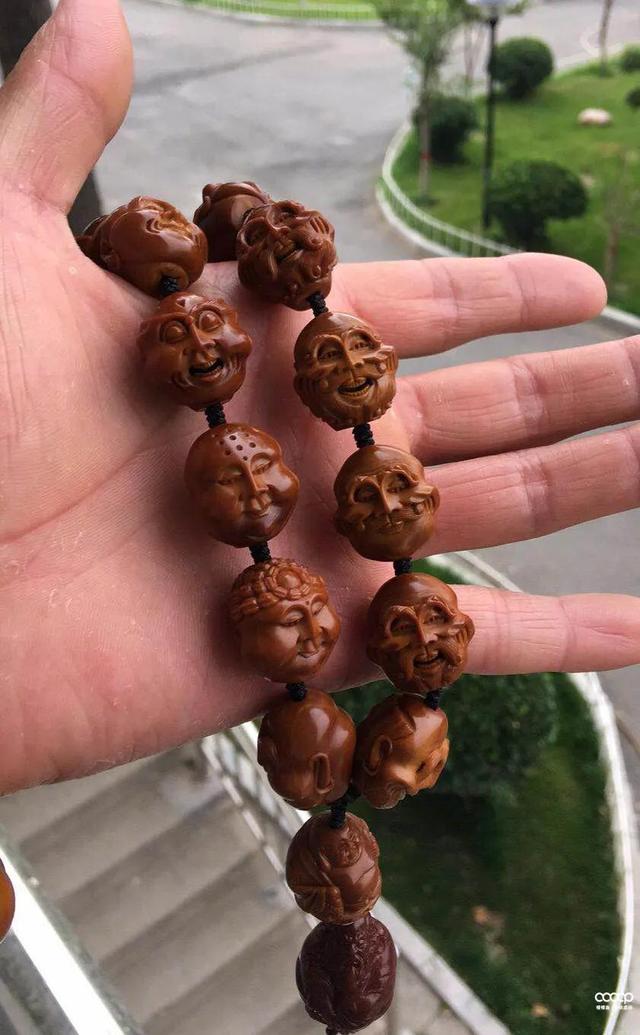 橄榄核|一条素铁核,4年被他盘的透透的!多少人看一眼,就再也忘不了