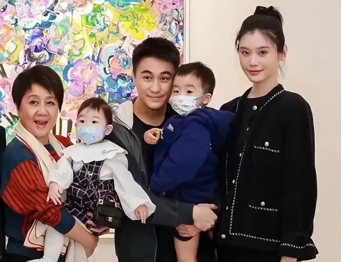 奚梦瑶晒母女亲子装萌照，2岁女儿近1米，混血儿特征显著随爸爸