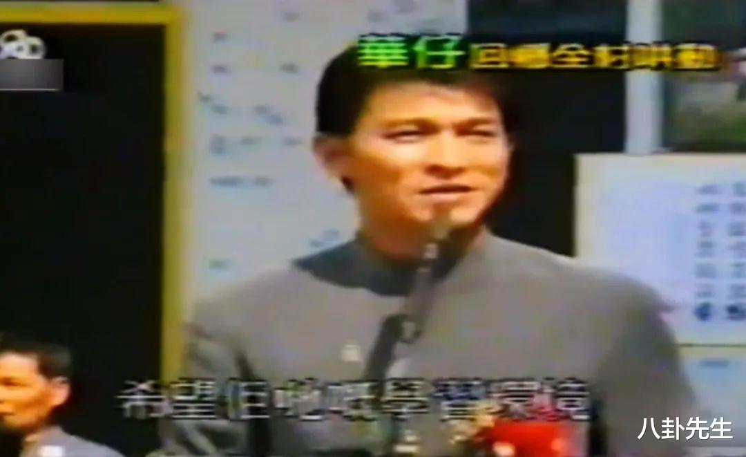 48岁女港星回乡祭祖惹争议,遭村民强抱一脸茫然,被爆捐赠巨款