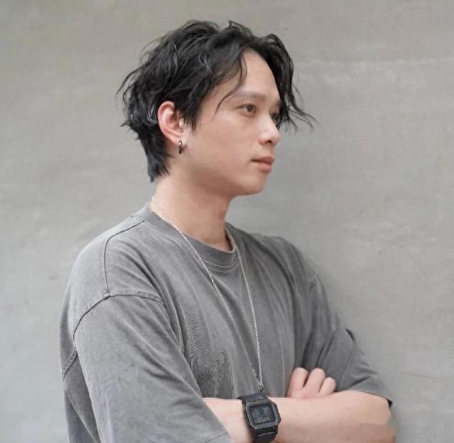 建议过了30岁的男人,别留长发、锅盖头发型,剪这3款更帅气有型