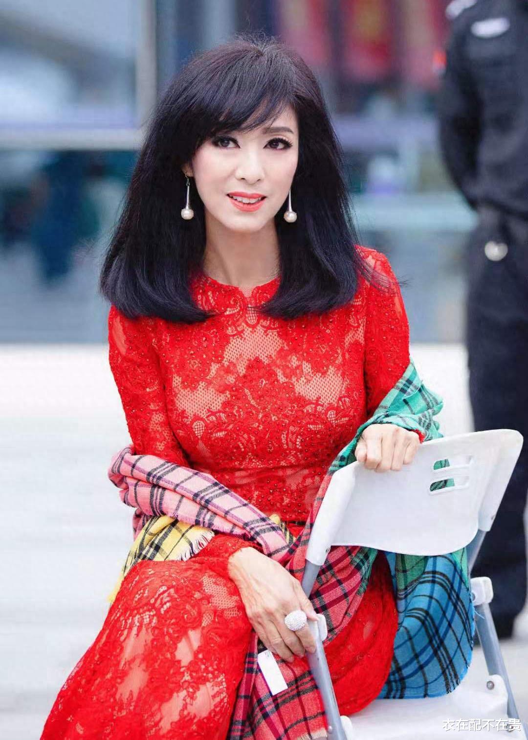 她曾是最美黄蓉，被成龙追8年，用半生为男友守寡，今66岁怎样了