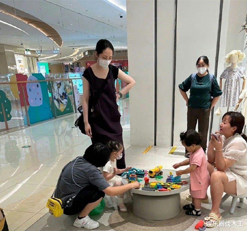 王传君|郭碧婷带娃街头游玩,小腹凸起身材圆润,素面朝天发际线抢镜