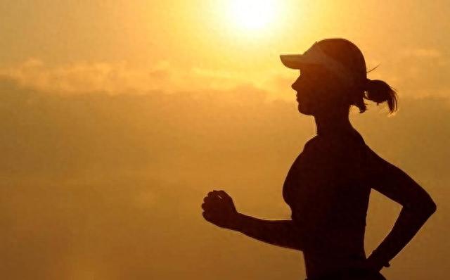 大家被“8小时睡眠论”欺骗了？60岁后，最佳的睡眠时间应是多久