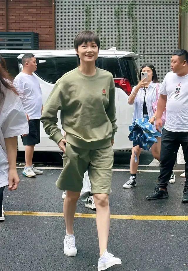 李宇春现身成都街头,皮肤白皙如雪,高高瘦瘦清爽又年轻