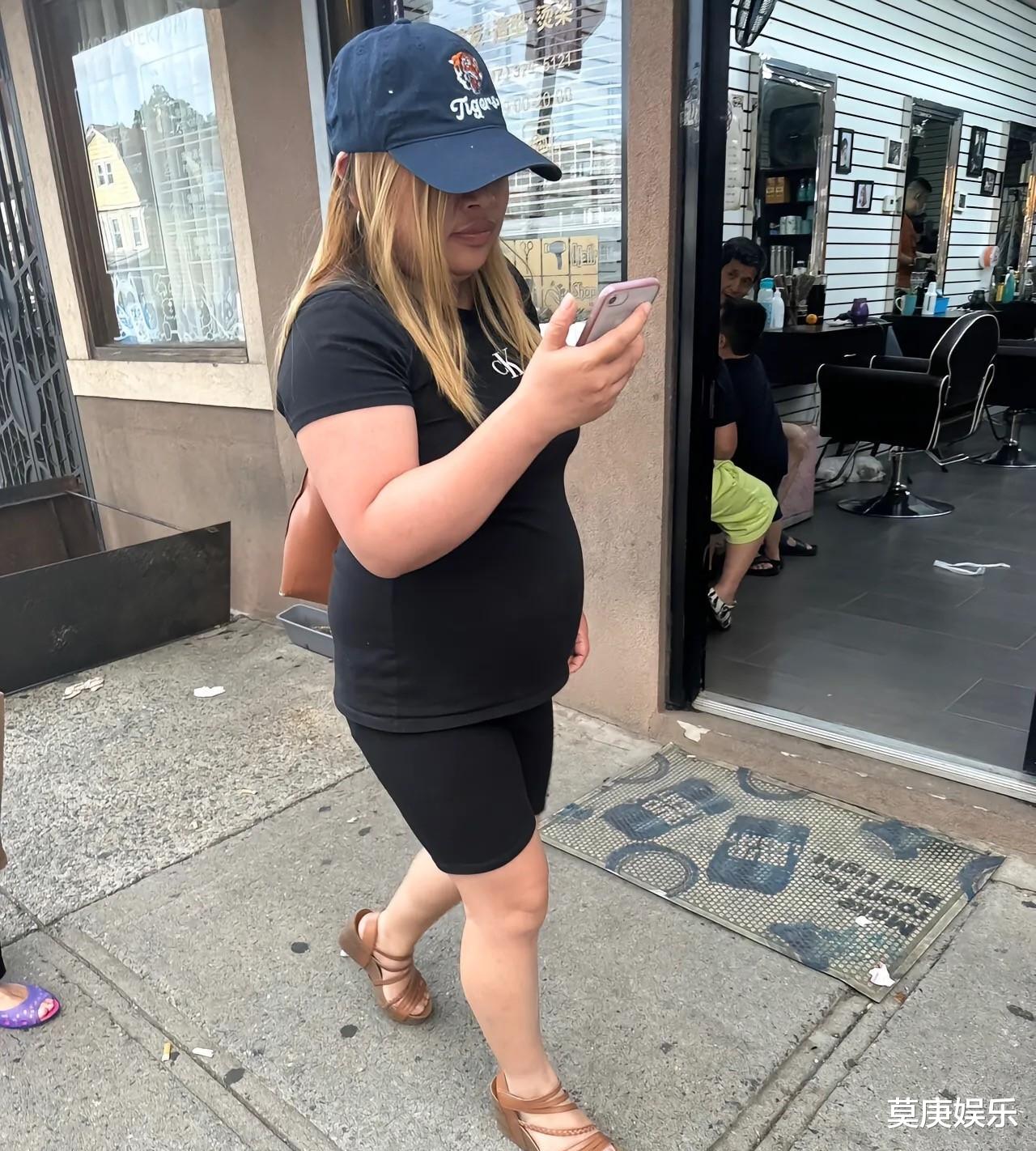 网红凤姐美国工作照曝光!发福严重面容憔悴,美甲店上班年薪百万