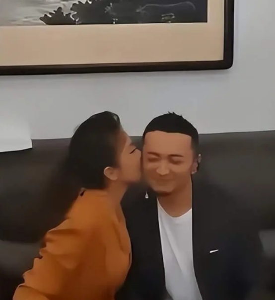 央视尼格买提“原形毕露”?与女主持人亲吻暧昧,狐狸尾巴藏不住